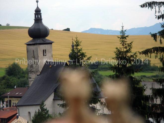 Tu vidíte vlnenie Krajiny. Všimnite si vežu kostolíka ako sa nenápadne snaží rozhýbať.......vraj by sa mu páčilo vidieť Dardanely.