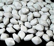 - Korálky COLOR plast kosoštvorec - biela (10 ks) - 1052235