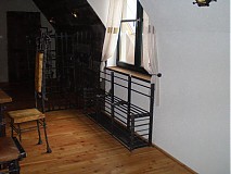 - kovaná lavica- Nevítaní hostia - 343996