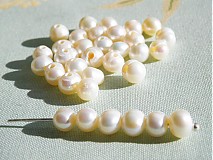 - biele riečne perly, 5 - 6 mm, 2 ks - 422021