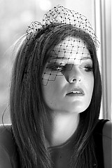 - čierny koktailový závojček Mademoiselle Noir - 813961