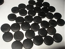 - malé čierne placky - 924579