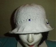 Detské čiapky - Biely klobúčik s modrými korálkami - 3798601_
