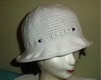 Detské čiapky - Biely klobúčik s modrými korálkami - 3798602_