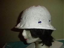 Detské čiapky - Biely klobúčik s modrými korálkami - 3798603_