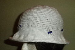 Detské čiapky - Biely klobúčik s modrými korálkami - 3798604_