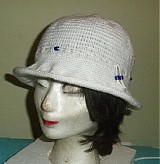 Detské čiapky - Biely klobúčik s modrými korálkami - 3798605_