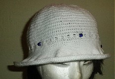 Detské čiapky - Biely klobúčik s modrými korálkami - 3798606_