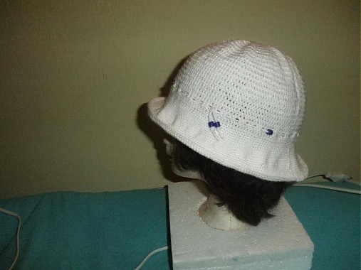 Biely klobúčik s modrými korálkami