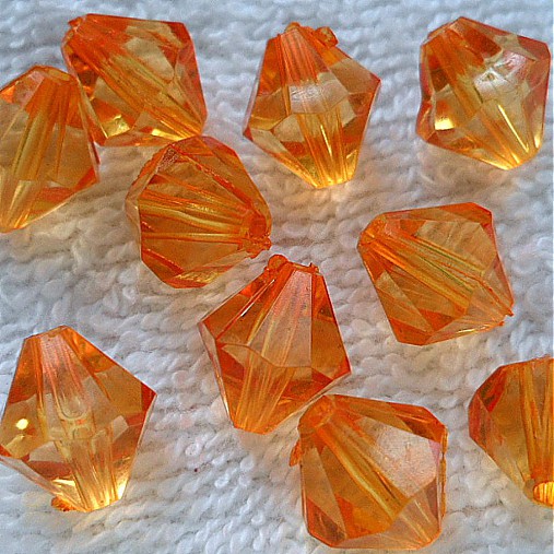 Korálky bicone plast 11mm-1ks (oranžová)
