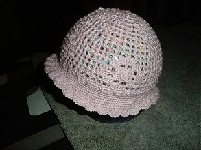 Detské čiapky - Dievcensky klobucik s filetovym vzorom - 3914405_