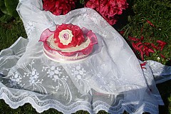 Dekorácie - Cyklamenovo-biela krasa na vrchole torty ci zakomponovana na svadobnom stole - 4111109_