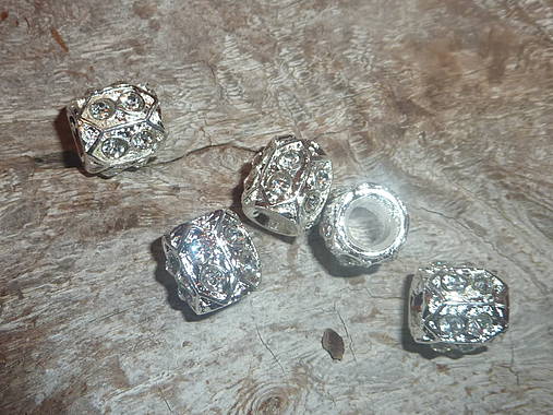 Korálky - Kovová shamballa valček biely - 4177199_