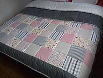 Prehoz, vankúš patchwork vzor šedo - smotanovo - ružová, deka 140x200 cm 