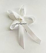 svadobné pierko - biele s perličkou pre hostí