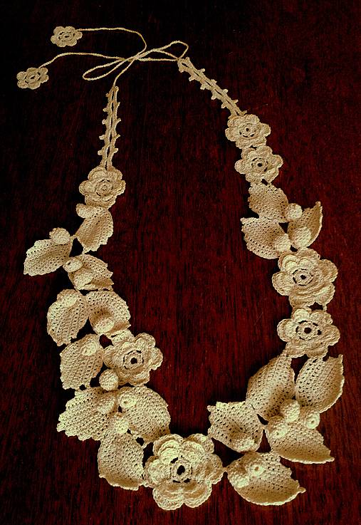 Jesenné kvietky - háčkovaný náhrdelník