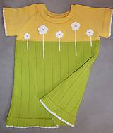 Detské oblečenie - Štrikovanec žltozelenkavý s kvetmi - 4432820_