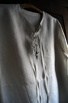 Pánske oblečenie - Jednoduchá pánska košeľa so šnurovaním - 4491187_