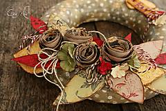 Dekorácie - Veniec s listami a ružami z papiera v hnedej, červenej a zelenej farbe - 4591644_
