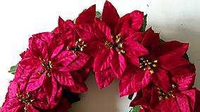 Dekorácie - Veniec plný vianočných ruží 38 cm - 4675742_