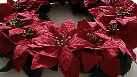 Dekorácie - Veniec plný vianočných ruží 38 cm - 4675746_