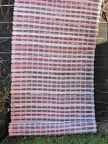 Úžitkový textil - Ručne tkaný koberec - ružovo čierny 70 x 150 cm - 4705368_