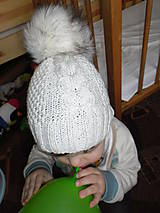 Detská čiapka s mega kožušinovým brmbolcom