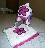 Detské čiapky - Bielo usianka s nakrcnikom zdobena ruzovo fialovymi kvetmi - 4793150_