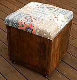 Nábytok - čalúnená drevená kocka na kolieskach - 4967420_
