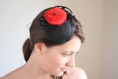Ozdoby do vlasov - Koktailový klobúčik čierny s červeným kvetom - 4971243_