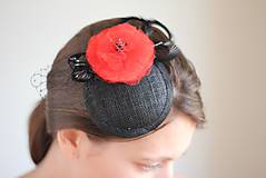 Ozdoby do vlasov - Koktailový klobúčik čierny s červeným kvetom - 4971245_