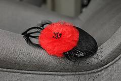 Ozdoby do vlasov - Koktailový klobúčik čierny s červeným kvetom - 4971248_
