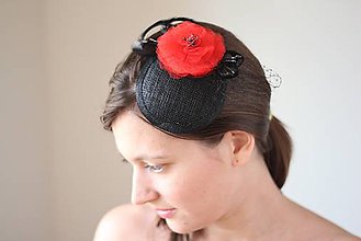 Ozdoby do vlasov - Koktailový klobúčik čierny s červeným kvetom - 4971287_