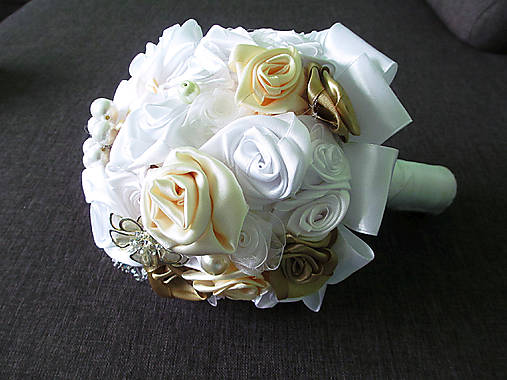 Kytice pre nevestu - svadobná kytica s brošňami - 4978193_