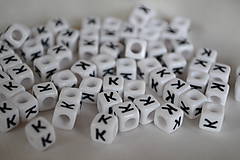 Korálky - Korálka písmenko  "K" bieločierne, 0.03€/ks - 4996726_
