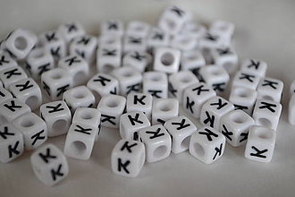 Korálky - Korálka písmenko  "K" bieločierne, 0.03€/ks - 4996726_