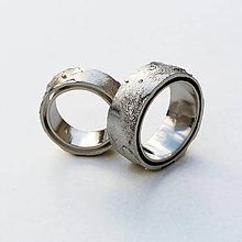 Prstene - Contemporary raw shell wedding bands - 5038654_