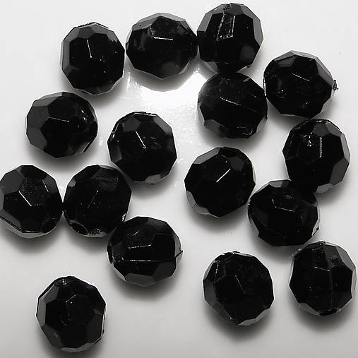 Plast fazet 8mm-20ks (čierna)
