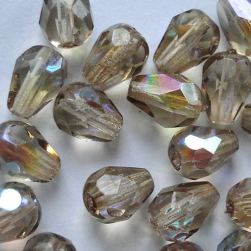 Sklenená brúsená kvapka 8x6mm-1ks
