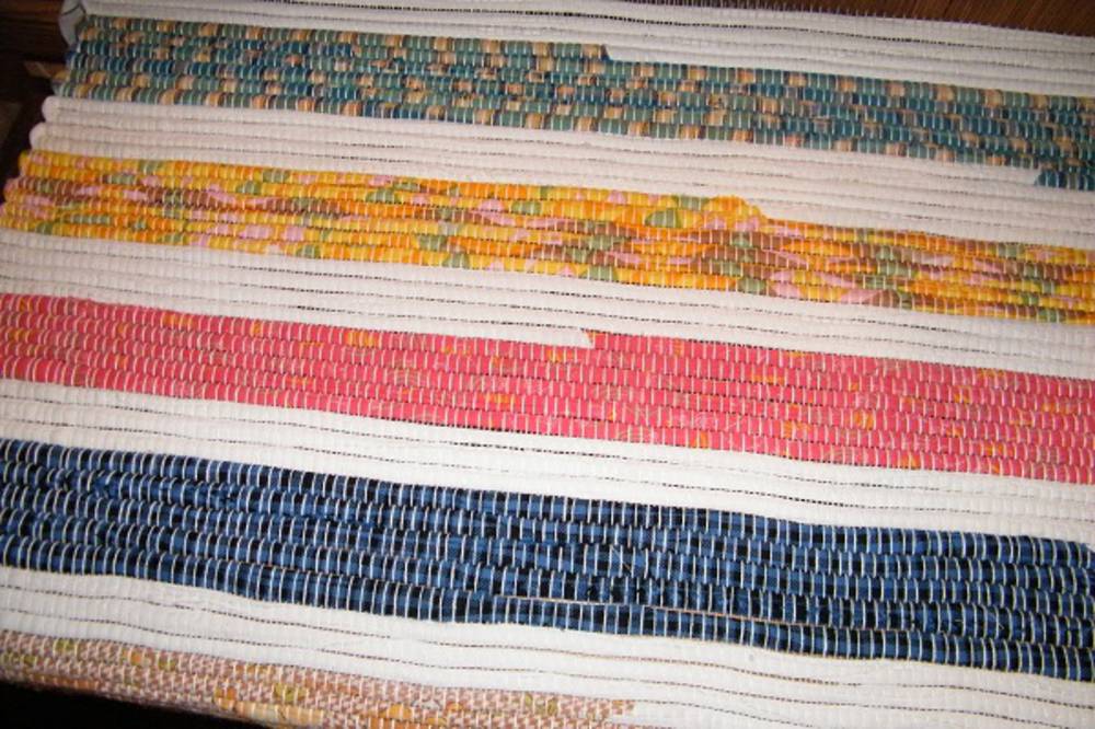 Tkaný koberec farebný s bielymi pásmi
