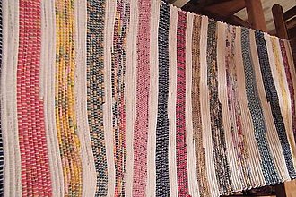 Úžitkový textil - Tkaný  pestrý koberec s bielymi pásikmi - 5151384_