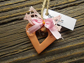 Darčeky pre svadobčanov - keramicke srdiečka s ružovou čipkou / hnedé - 5173390_