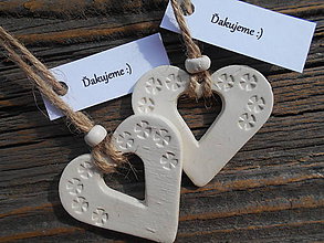 Darčeky pre svadobčanov - závesné zdobené srdiečka s otvorom + kartička - 5247359_