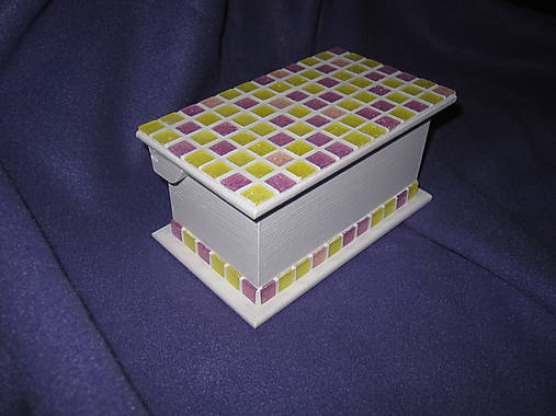 biela krabička s mozaikou