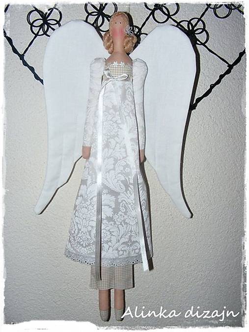 Biely anjelik s dlhými krídlami