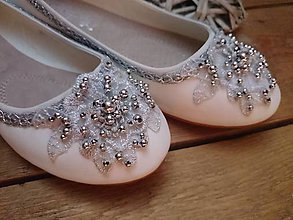 Ponožky, pančuchy, obuv - Balerínky so strieborným kvetom v tvare ruže a perličkami - 5344241_