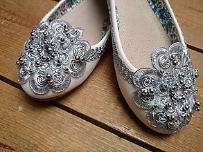 Ponožky, pančuchy, obuv - Balerínky so strieborným kvetom a perličkami - 5344596_