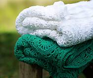 Úžitkový textil - háčkovaná deka, biela a smaragdová - 5399328_