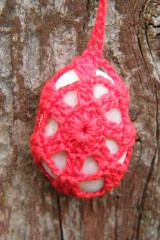 Náhrdelníky - Červený náhrdelník s obháčkovaným kamienkom - 5412428_