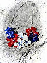 Náhrdelníky - kvetinový náhrdelník modro-bielo-červeny - 5484825_